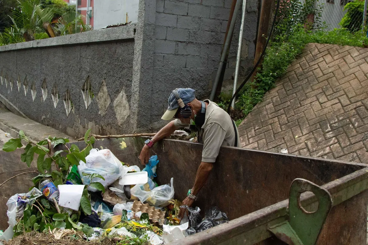 El retiro de contenedores agrava la crisis de basura en zonas populares de Caracas