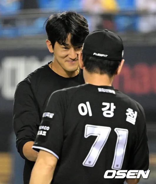 [사진]이강철 감독, '고영표 시즌 10승 축하해'