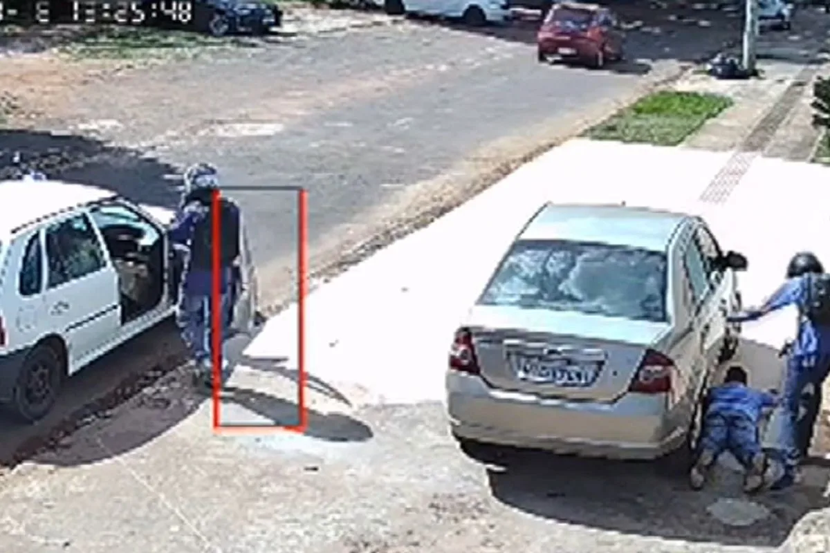 VÍDEO: entregador é rendido com arma, obrigado a deitar no chão e tem carro roubado em Campo Grande