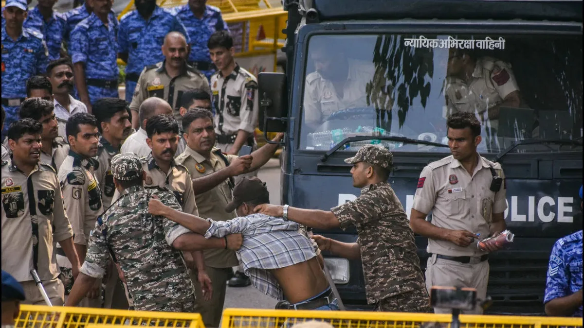 Stones hurled at bus carrying detained protesters in Delhi’s Jhandewalan, cops injured