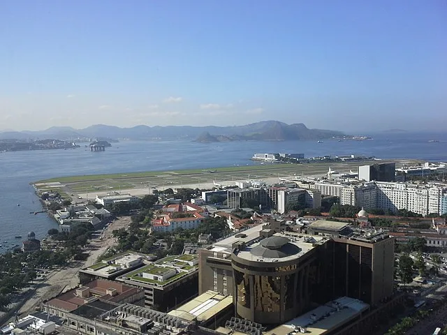 Avião de pequeno porte sai da pista no Santos Dumont, no Rio