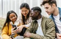 Relacionamento aberto é três vezes mais comum entre jovens LGBT+