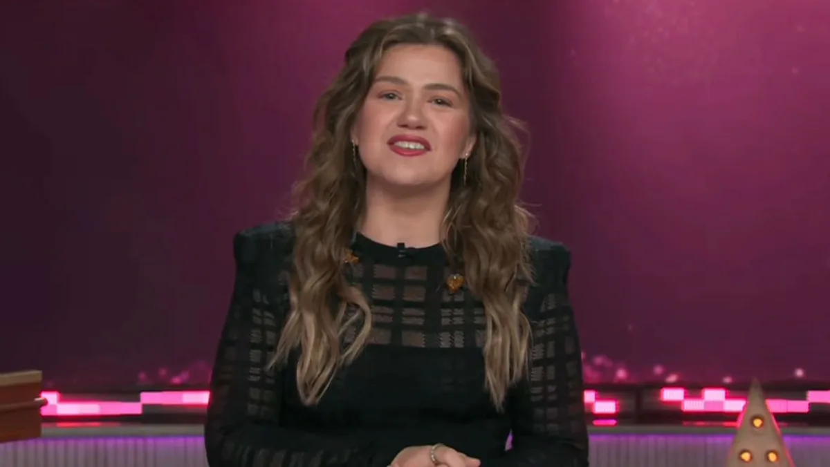 Kelly Clarkson Says Goodbye To Daytime Talk Show Amid Tears, Her Kids & Kellyoke: “You Don’t Have To Attend The Negative Party You Were Invited To”