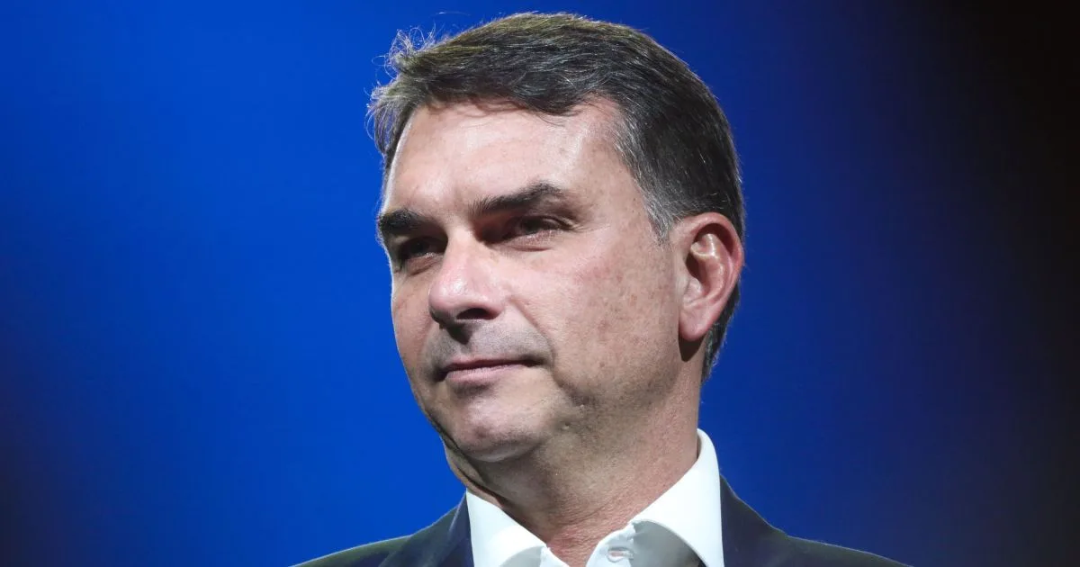 PL registra candidatura de Flávio no TSE após problemas na filiação