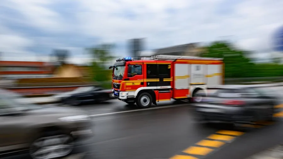 Notfalldienste unterwegs: Blaulicht im Rückspiegel: Wie Sie jetzt reagieren müssen