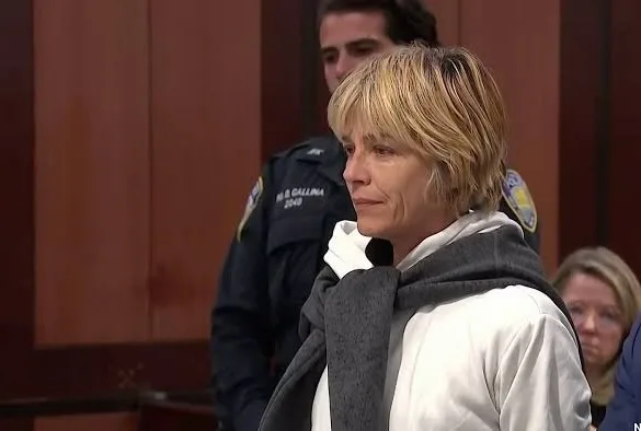 La actriz Selma Blair se declaró no culpable de dos cargos de agresión tras incidente en un vuelo de Delta