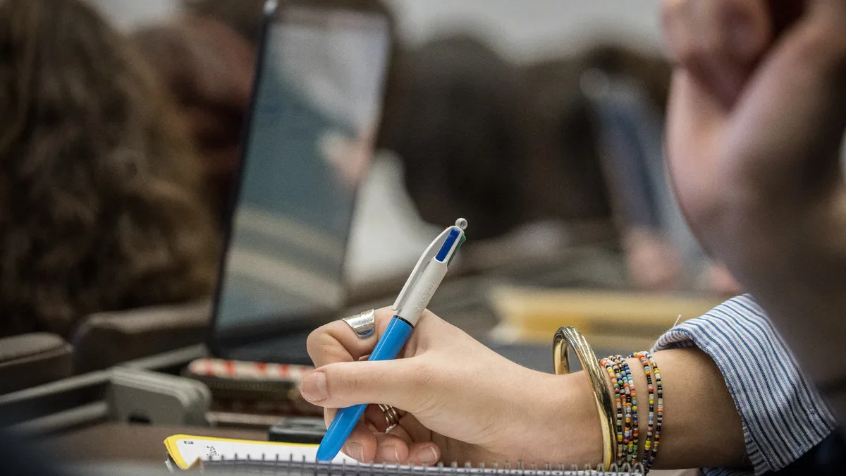 Un rapport propose de supprimer les APL pour les jeunes dont les parents ont les moyens: des organisations étudiantes redoutent une grave perte d'autonomie, surtout en cas de rupture familiale