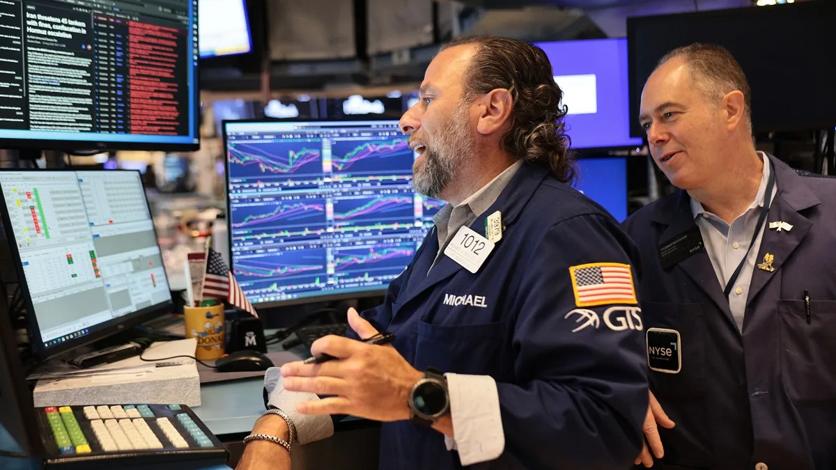 Nasdaq и S&P 500 снизились в понедельник, Dow Jones вырос