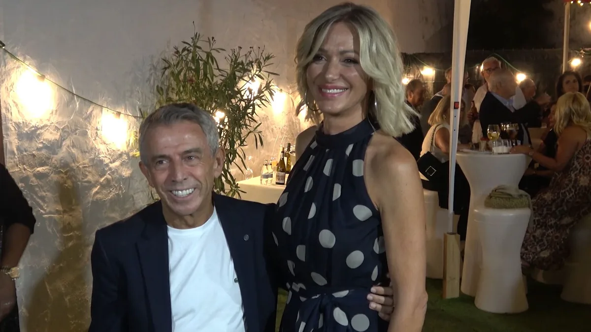 Las anécdotas que esconde el vestido de Susanna Griso en el homenaje a 'El Turronero': desde su simbólico estampado hasta su aparición sorpresa en una portada de ¡HOLA!