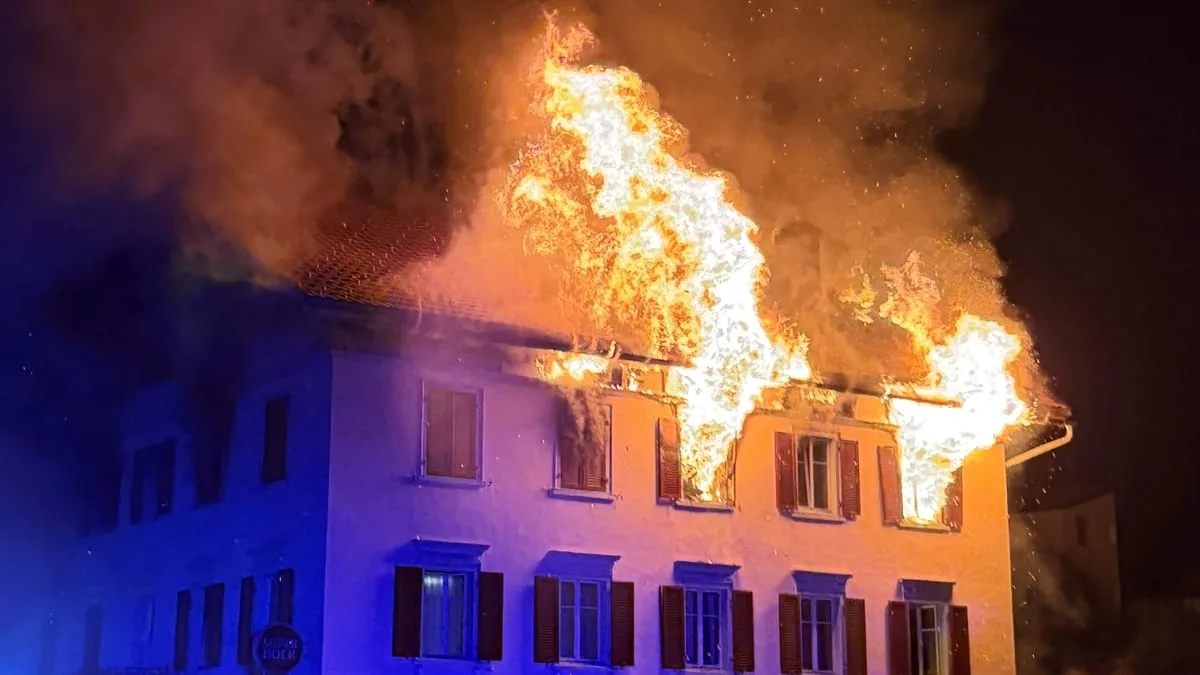 Fünf Vermisste nach Großfeuer - Wohnhaus in der Schweiz komplett ausgebrannt