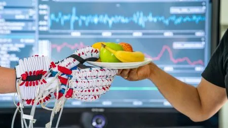 heise+ | Forscher entwickeln Greifhandschuh für gelähmte Hand