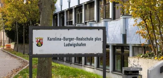 Karolina-Burger-Realschule in Ludwigshafen: Bildungsministerin Ute Eiling-Hütig greift durch