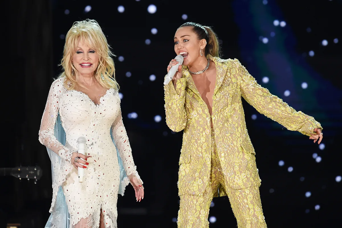 Miley Cyrus lamenta morte de Dolly Parton, sua madrinha: “Quero deixá-la orgulhosa”