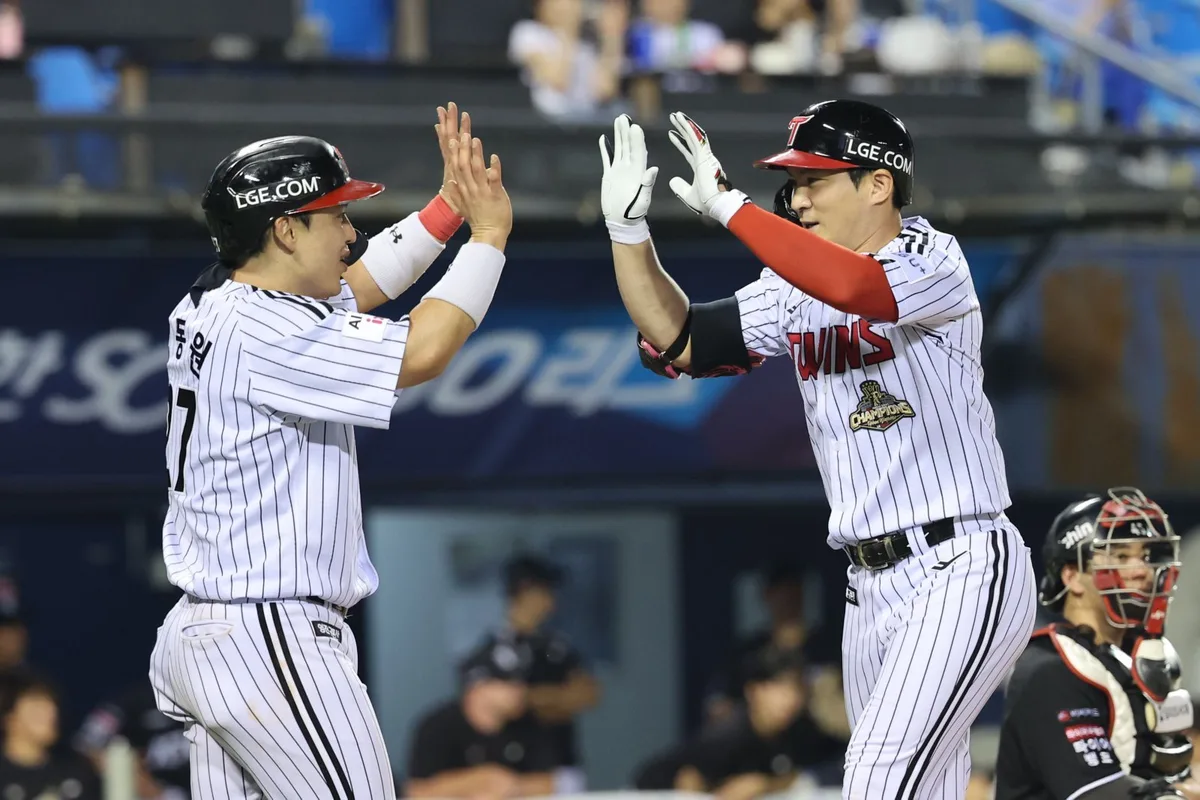 ‘오지환 멀티포’ LG, 12-1로 선두 KT 완파하고 5연승…KT 8연승 불발