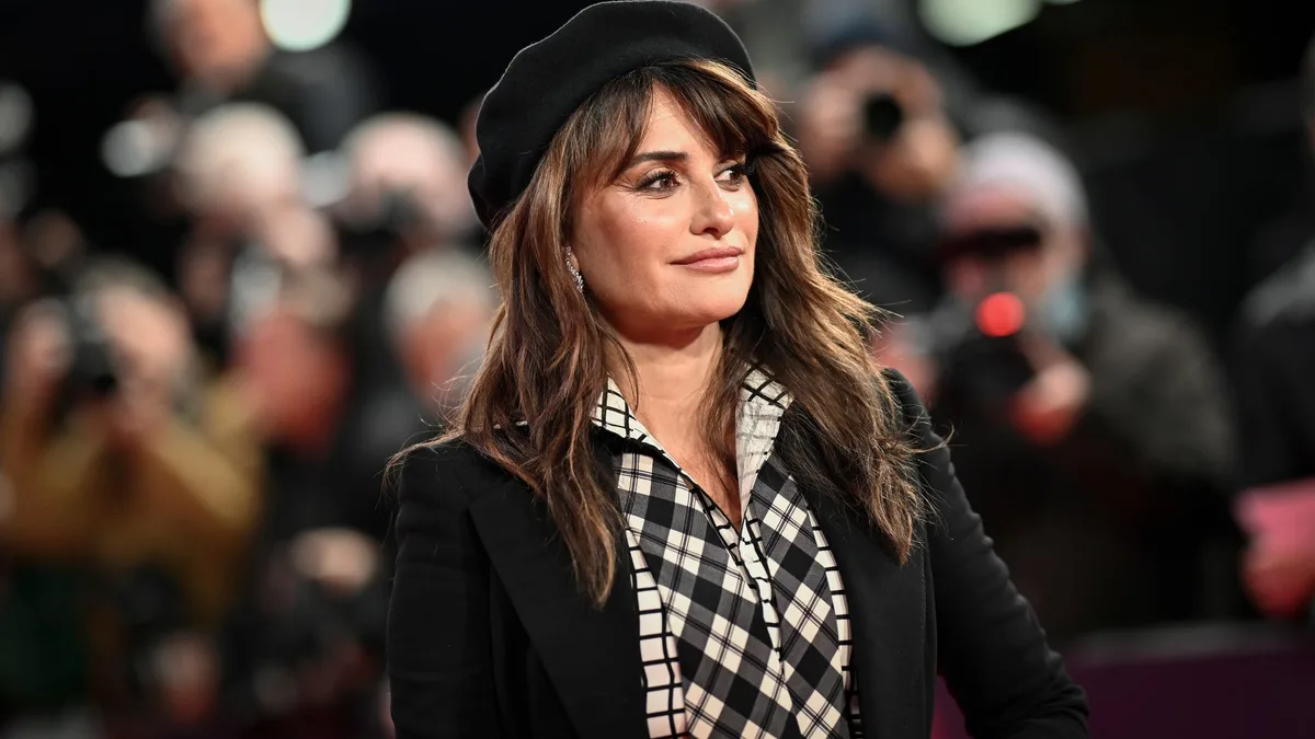 Adiós a los vestidos de alfombra roja: Penélope Cruz sorprende en Londres con un look de hace 14 años que se desmarca de sus elecciones habituales