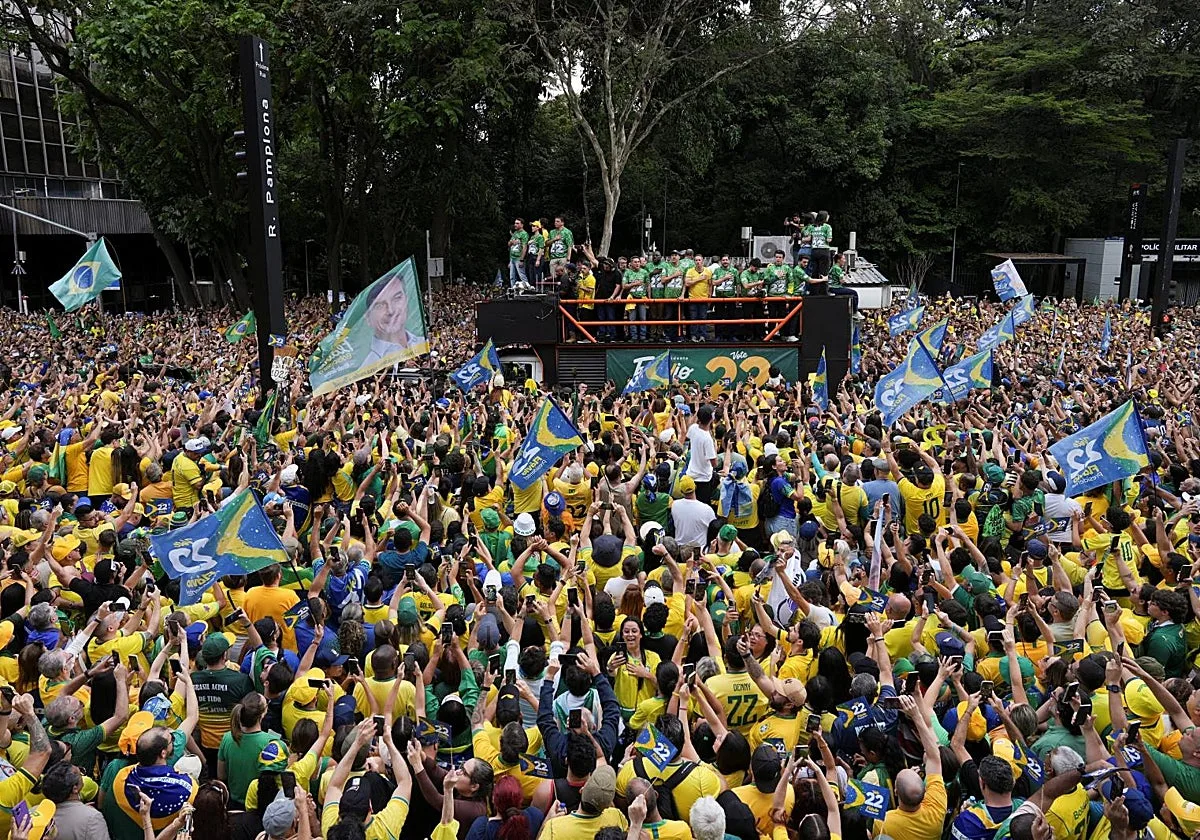 Miles de brasileños salen a las calles a siete días de la segunda vuelta presidencial más reñida de su historia