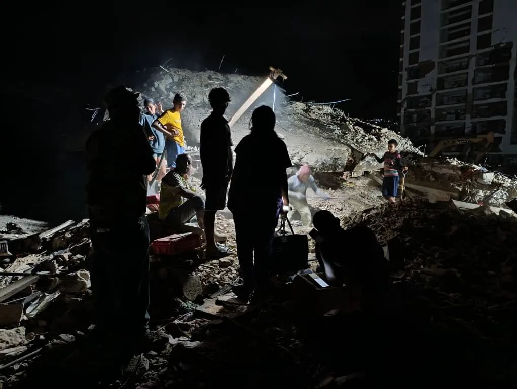 Una enfermera recorre de madrugada las ruinas de los terremotos en Caraballeda para acompañar a quienes buscan a sus familiares