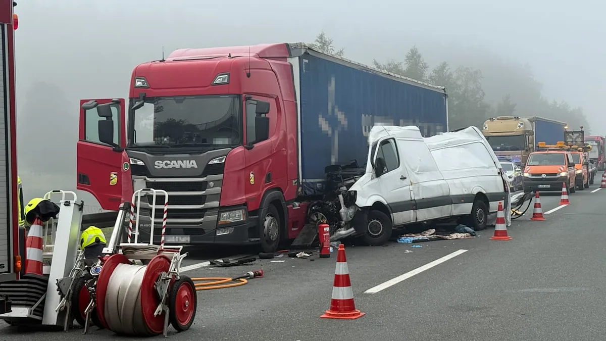 Nebel-Chaos auf Autobahn - Transporter kracht in Lkw – Fahrer (54) überlebt