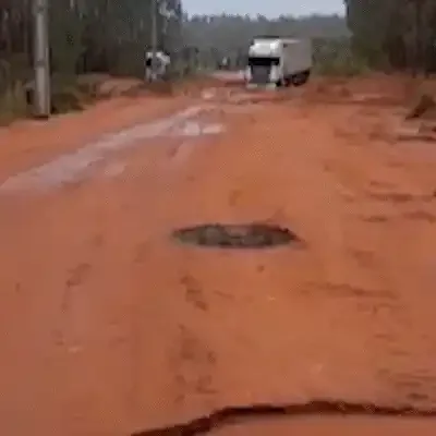Carretas atolam em desvio de terra e bloqueiam trânsito