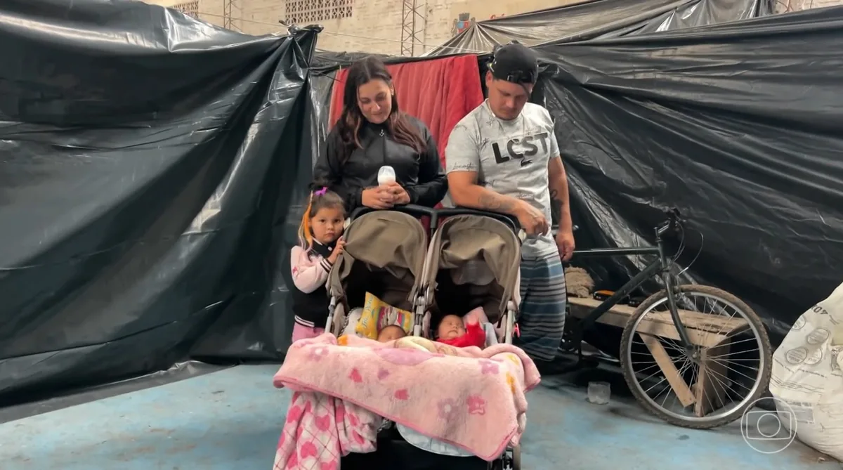 Barracas, cozinhas improvisadas e saudade de casa: a rotina de famílias atingidas pela cheia no RS