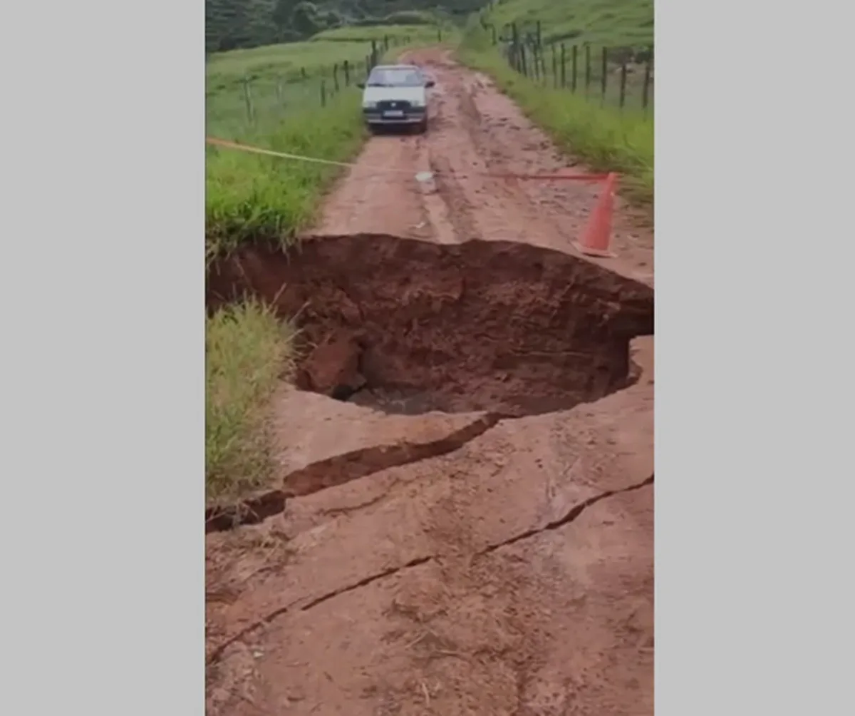 Cratera em cabeceira de ponte dificulta acesso de moradores em Bom Jesus do Itabapoana