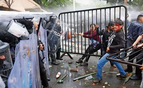 Reprimen la marcha por el agua en Jalisco; gobierno reporta 39 detenidos, familias registran 51