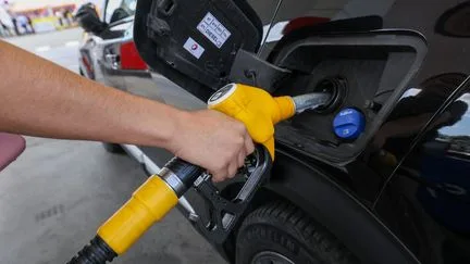 Transporteurs routiers, auto-écoles, retraités... Qui sont les exclus des aides du gouvernement pour faire face à la crise des carburants ?