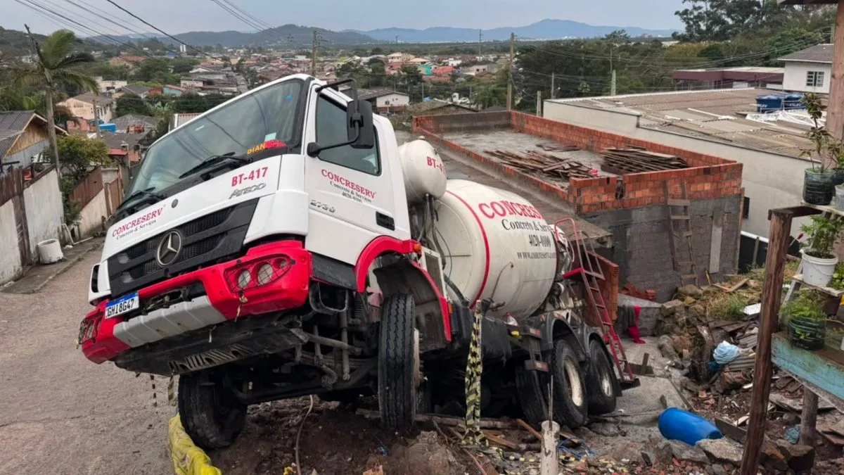 Caminhão cai em barranco, é ‘esquecido’ por empresa e moradores sofrem com falta de água há cinco dias em Florianópolis
