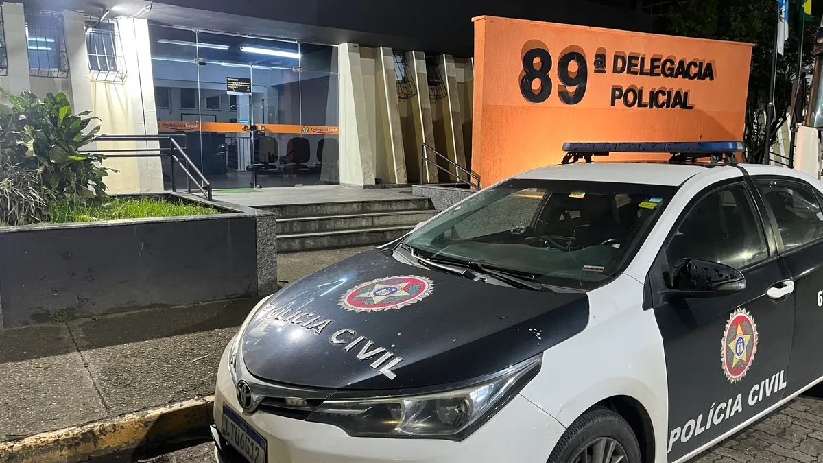 Assaltantes entram pelo forro e furtam joalheria em shopping de Resende