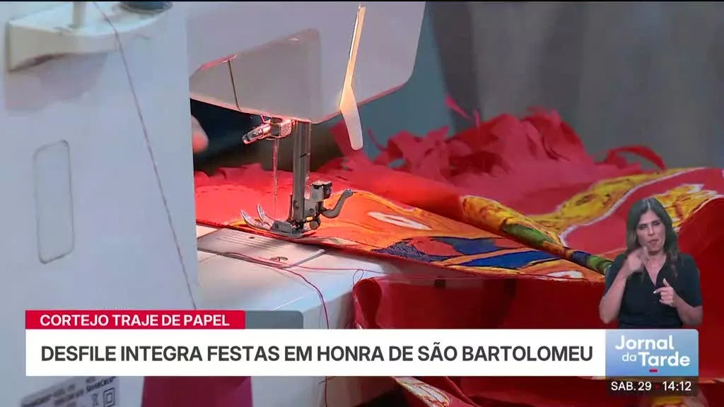 Cortejo dos Trajes de Papel com recorde de 700 figurantes na Foz do Douro