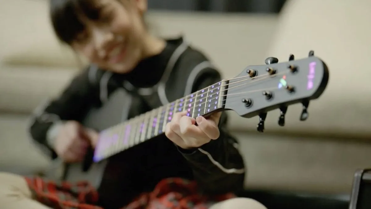 Una guitarra de fibra de carbono con luces LED inteligentes promete enseñarte a tocar en tiempo récord sin clases particulares