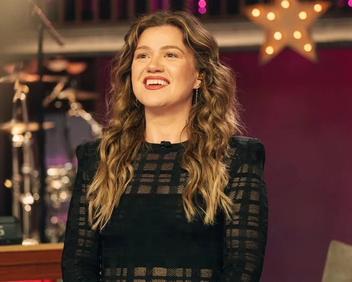 ‘Wow, dude. You’re an idiot’: why Kelly Clarkson is fighting over a $15,000 bird on social media