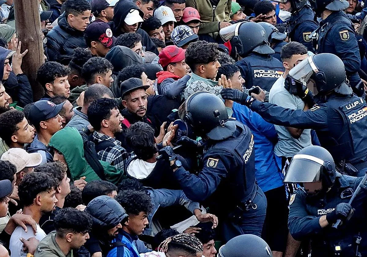 Tensión y caos en el traslado de los inmigrantes al Puerto de Ceuta: «No entran todos en el campamento»