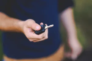 Adesivar carro com propaganda eleitoral pode anular o seguro, diz FenSeg