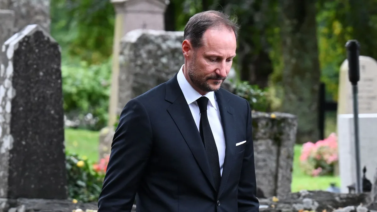 Haakon de Noruega contiene las lágrimas al confesar lo que más echa de menos de su padre, mes y medio después de su muerte: "Poder llamarle"
