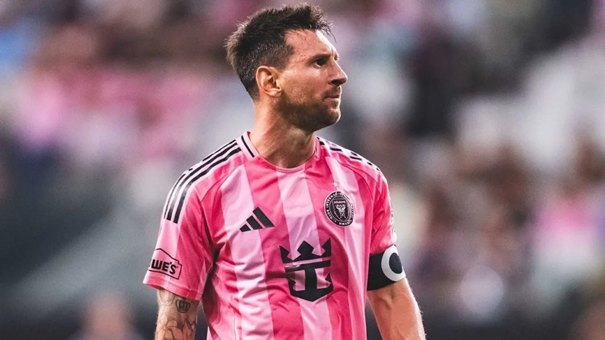 VÍDEO: Messi ganha abraço inesperado após morte do pai e retorno ao Inter Miami