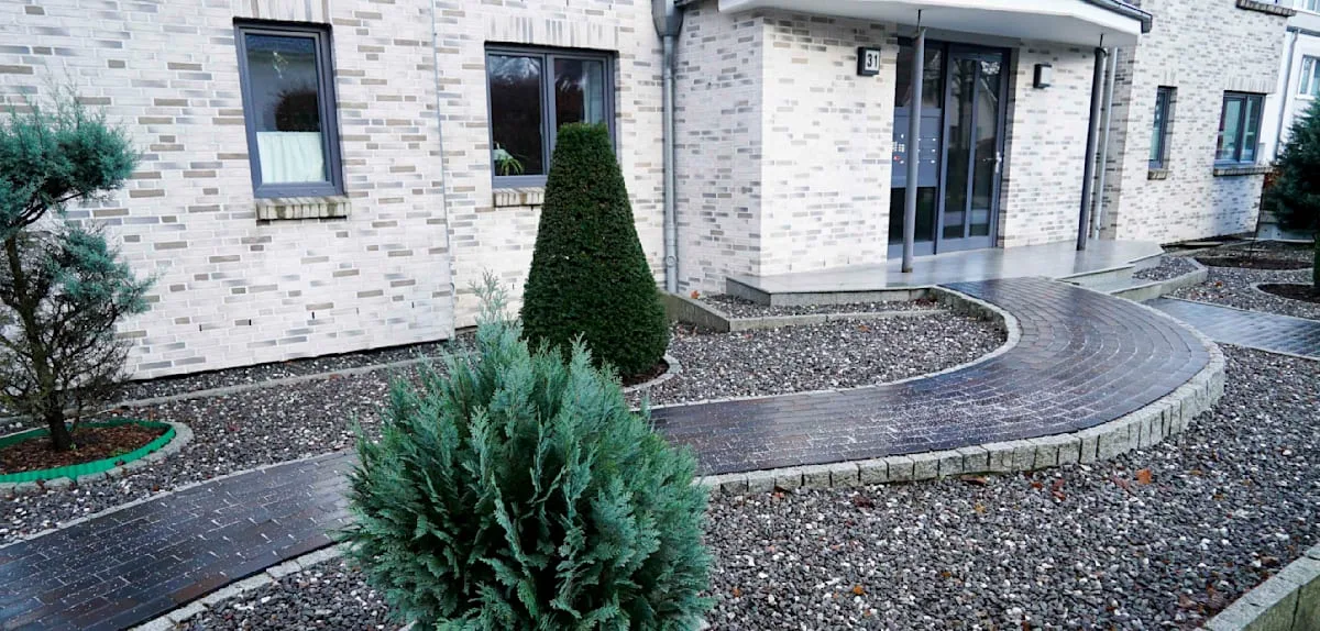 10.000 Euro Strafe und mehr – Das droht Besitzern von Schottergärten