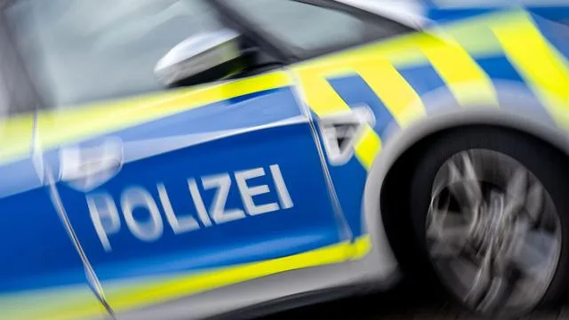 Streit: Streit an Kasse eskaliert - Mann zerrt Kontrahenten aus Auto