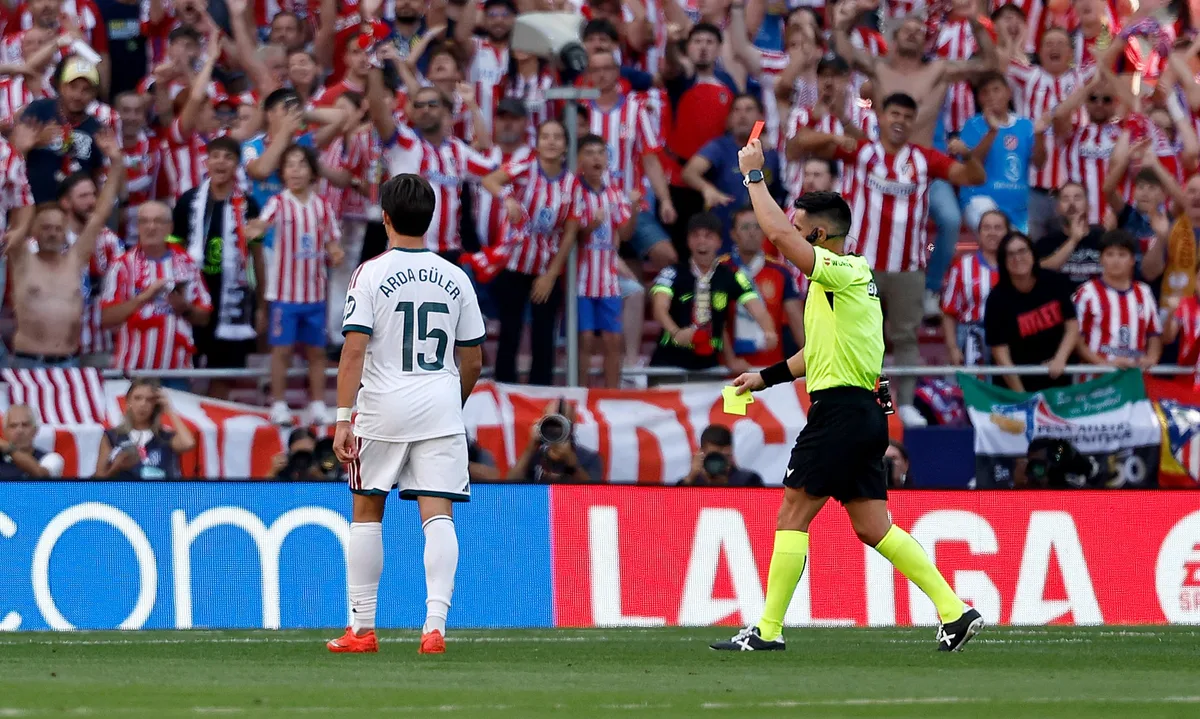 Los audios del VAR del derbi: “Hay una confusión de identidad”