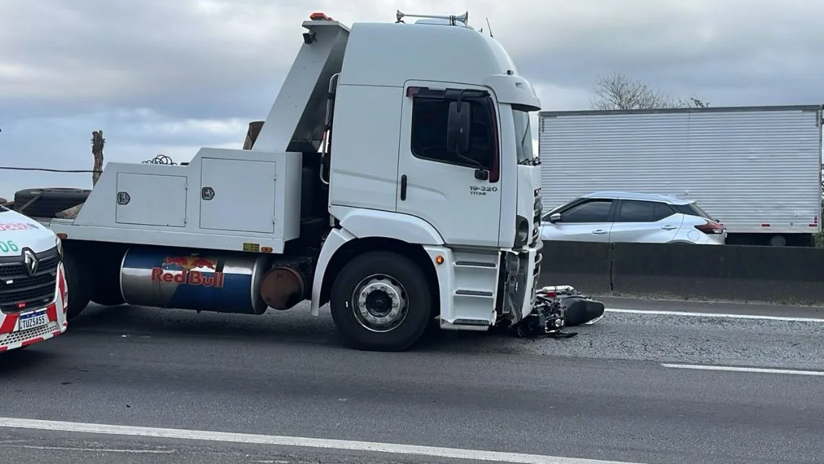 Acidente com moto e caminhão deixa motociclista morto e provoca congestionamento na BR-101 em Itajaí