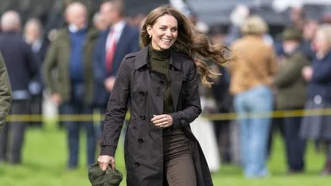 Kate Middleton da la bienvenida al otoño con el trench marrón de Burberry que confirma el color de la temporada