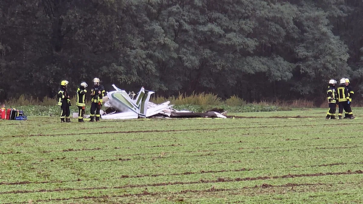 Absturz in NRW - 3 Tote! Kleinflugzeug zerschellt auf Acker