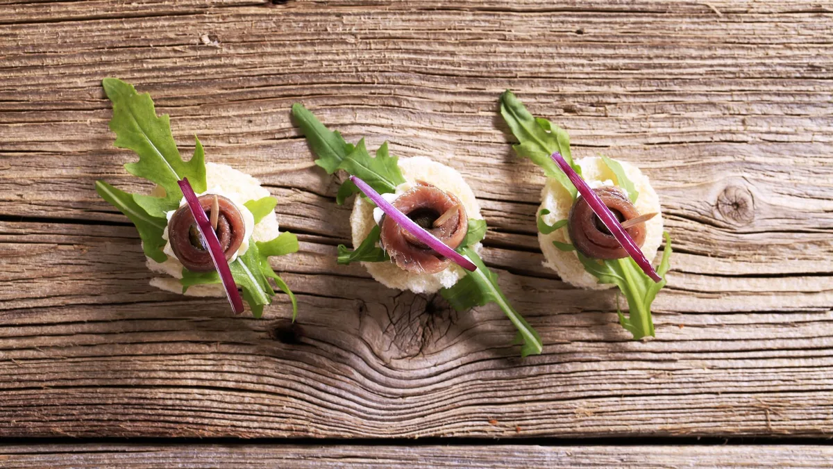Cómo preparar aperitivos con conservas de pescado en 5 minutos: recetas sencillas, sanas y que te salvan de cualquier apuro