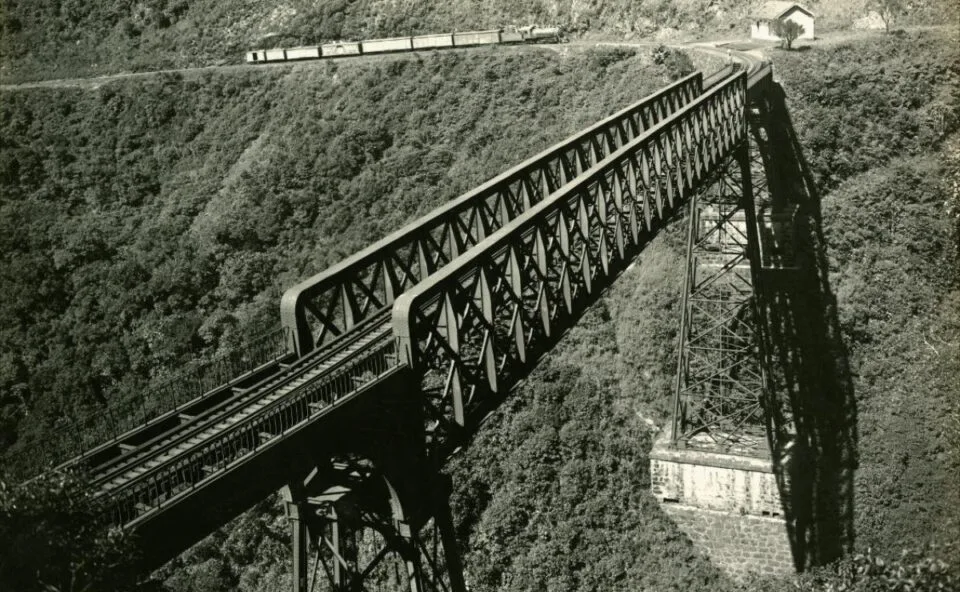 Um trem que “voa” a 70 metros de altura sobre a Serra do Mar: conheça a história de uma das ferrovias mais bonitas do mundo