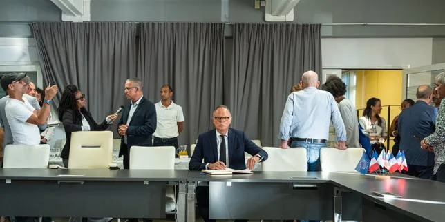 Présidentielle 2027 : Edouard Philippe, en campagne à La Réunion, met au point sa « mécanique de rassemblement » de la droite et du centre