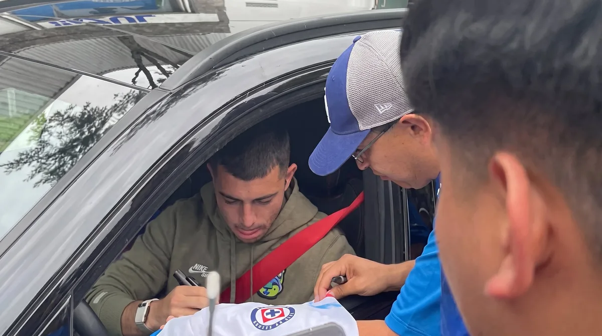 Afición de Cruz Azul cobija a Erik Lira frente a oferta mejorada del Mónaco