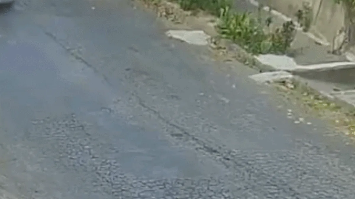 VÍDEO: carro perde força ao subir rua, volta de ré e bate contra outro veículo em BH