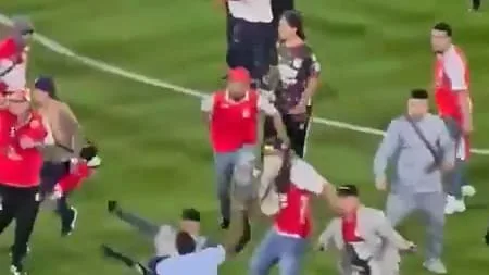 Platzsturm während der Partie - Brutale Massenschlägerei bei Erstliga-Spiel!