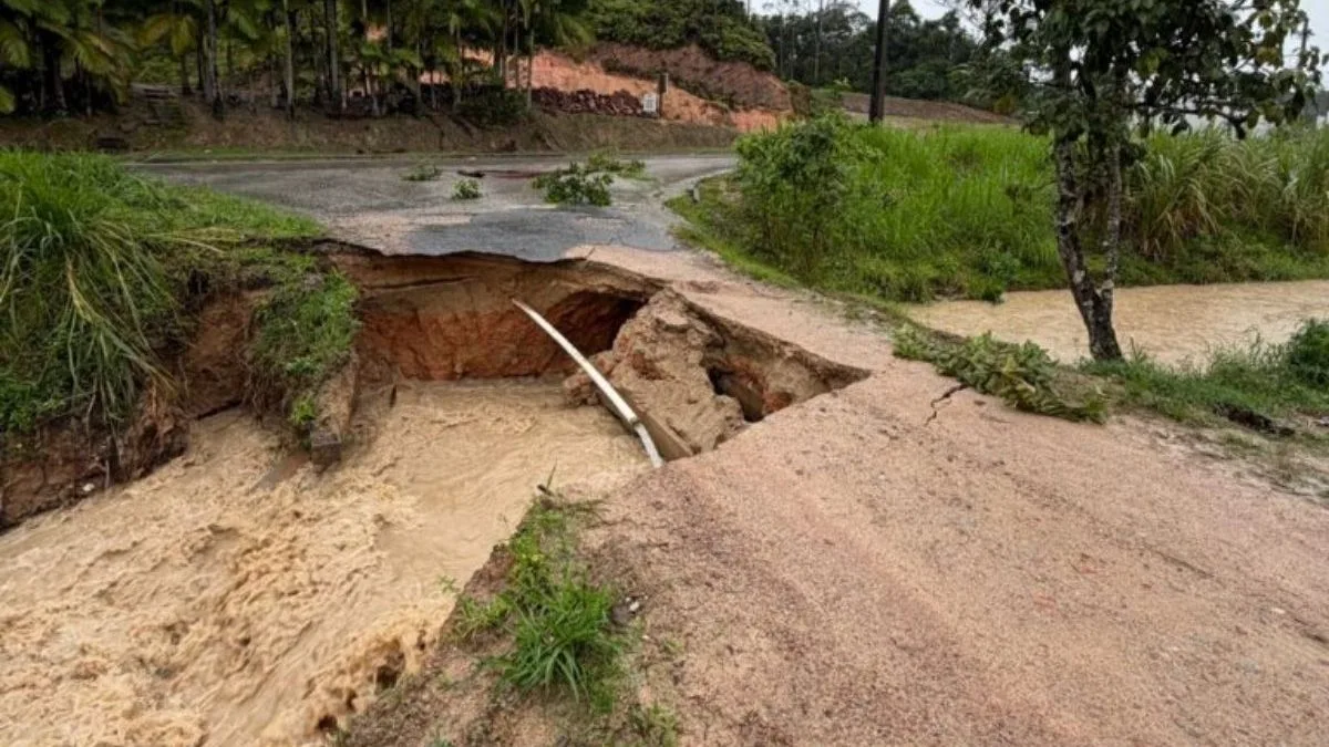FOTOS: Estrada desaba com a força da chuva e acesso é interditado em SC