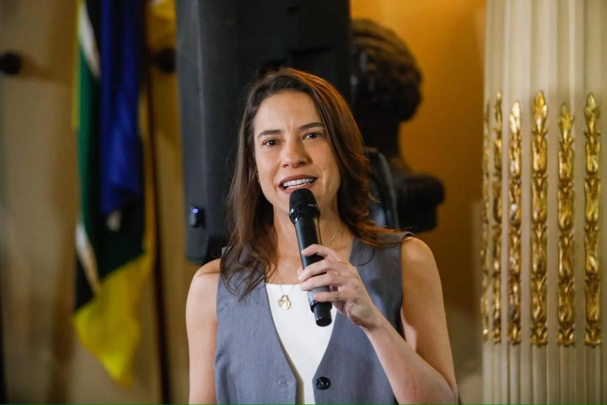 Raquel Lyra aciona polícia por circulação de cartazes com acusações falsas sobre morte do marido